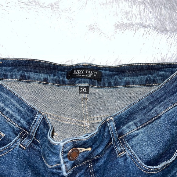 Judy Blue Women’s Distressed Dark Wash Jean Shorts size 2XL - Picture 3 of 4